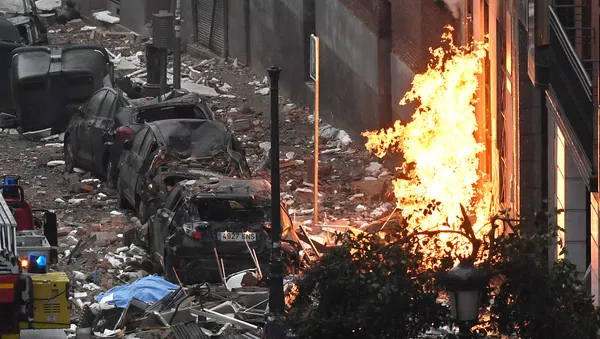Coches dañados en las afueras del edificio donde ha tenido lugar la explosión de Madrid - Sputnik Mundo