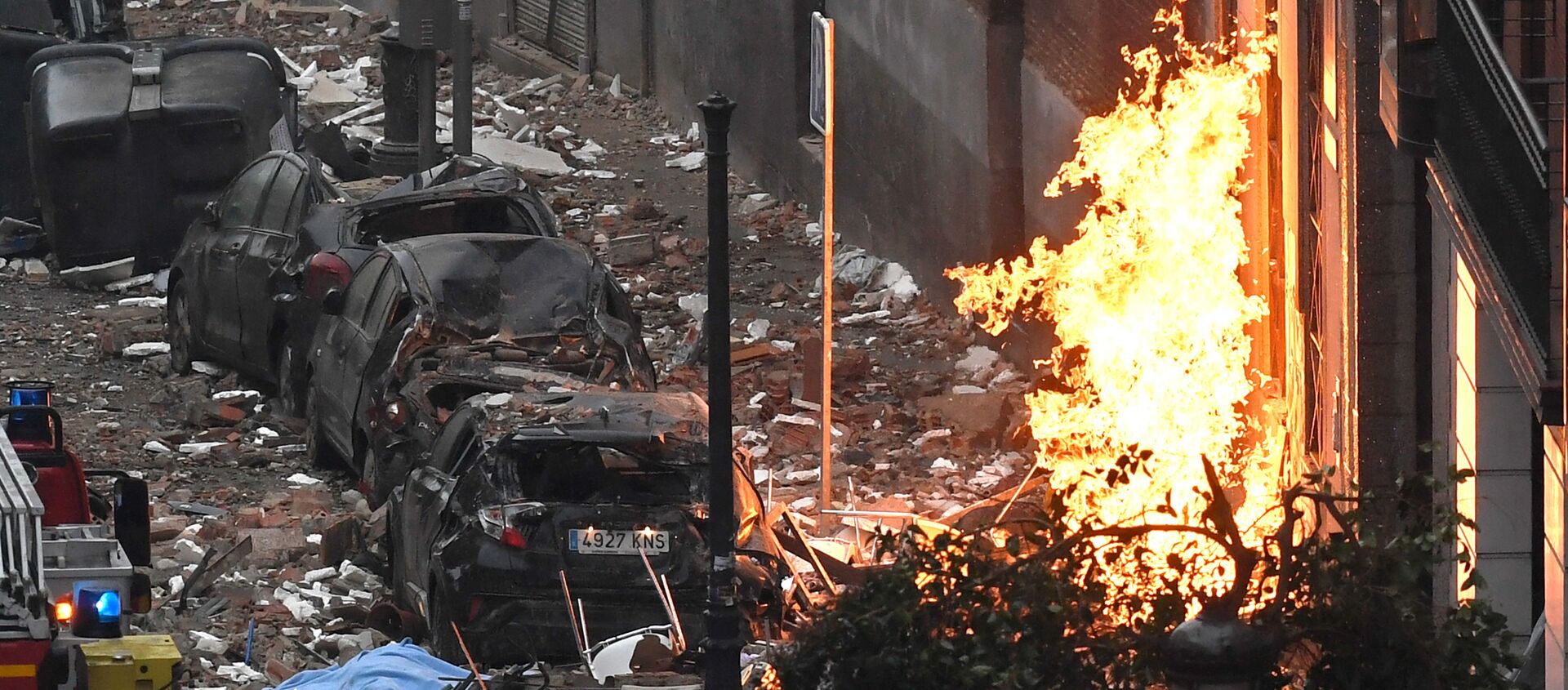 Coches dañados en las afueras del edificio donde ha tenido lugar la explosión de Madrid - Sputnik Mundo, 1920, 20.01.2021