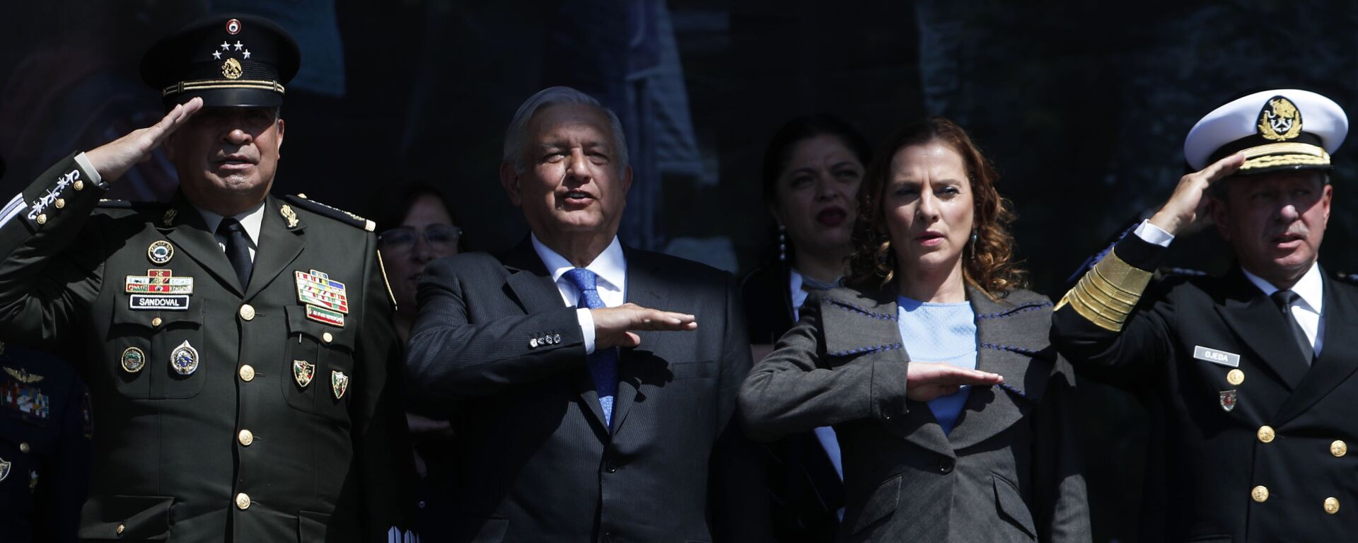 El secretario de Defensa Nacional de México, Luis Cresencio Sandoval González, el presidente del país, Andrés Manuel López Obrador, su esposa Beatriz Gutierrez Muller y el secretario de Marina, Vidal Francisco Soberón - Sputnik Mundo, 1920, 26.02.2021