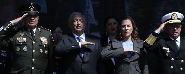 El secretario de Defensa Nacional de México, Luis Cresencio Sandoval González, el presidente del país, Andrés Manuel López Obrador, su esposa Beatriz Gutierrez Muller y el secretario de Marina, Vidal Francisco Soberón - Sputnik Mundo