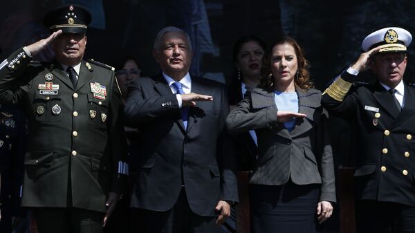 El secretario de Defensa Nacional de México, Luis Cresencio Sandoval González, el presidente del país, Andrés Manuel López Obrador, su esposa Beatriz Gutierrez Muller y el secretario de Marina, Vidal Francisco Soberón - Sputnik Mundo