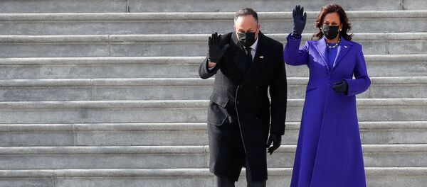 La vicepresidenta de EEUU, Kamala Harris, y su esposo Doug Emhoff - Sputnik Mundo