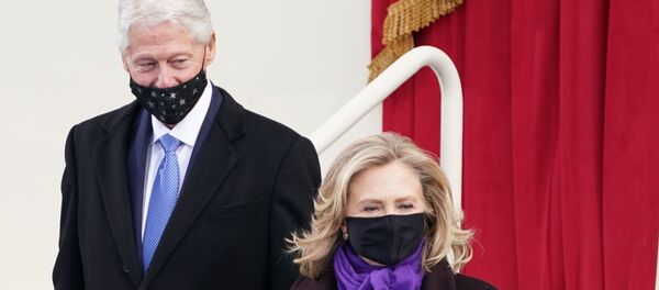 El expresidente de EEUU, Bill Clinton, y su exposa, Hillary, llegan a la ceremonia de investidura de Joe Biden - Sputnik Mundo