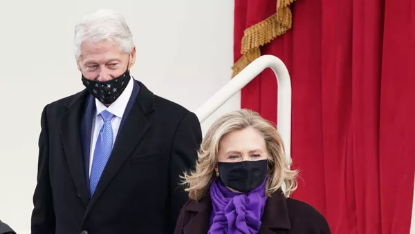 El expresidente de EEUU, Bill Clinton, y su exposa, Hillary, llegan a la ceremonia de investidura de Joe Biden