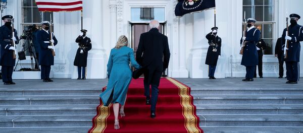Joe Biden, presidente de EEUU con su esposa - Sputnik Mundo