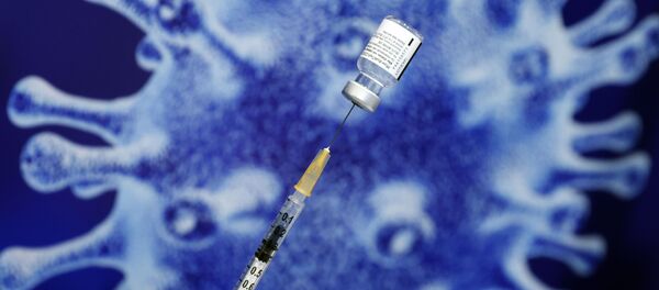 Un trabajador de salud israelí prepara una dosis de la vacuna Pfizer-BioNtech contra el coronavirus - Sputnik Mundo