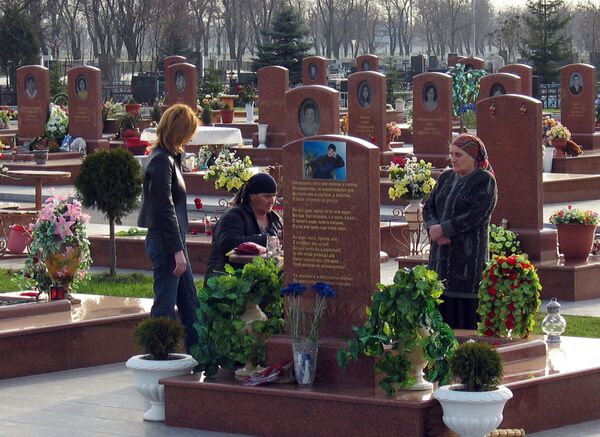 Cementerio donde yacen los restos de las víctimas del atentado en Beslán - Sputnik Mundo