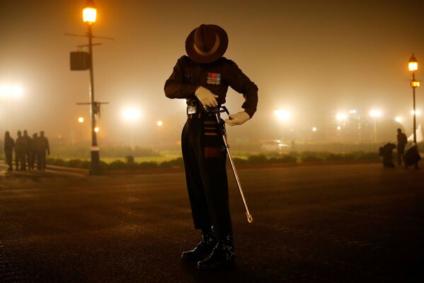 Un soldado del Ejército indio durante los ensayos del desfile dedicado al Día de la República en Nueva Delhi.  - Sputnik Mundo