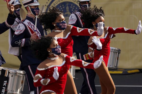 La orquesta Showtime de la Universidad Howard actúa antes del inicio del desfile en honor de la toma de posesión del presidente de EEUU, Joe Biden. - Sputnik Mundo
