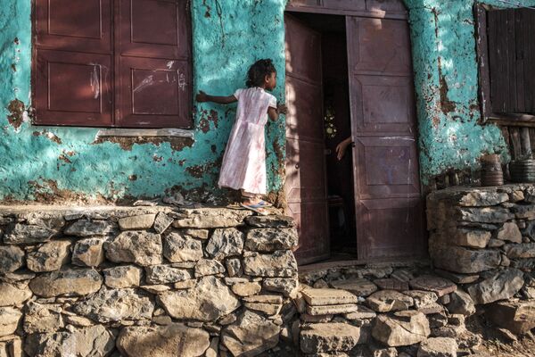 Una vecina pequeña de Gondar, Etiopía, cerca de su casa. - Sputnik Mundo