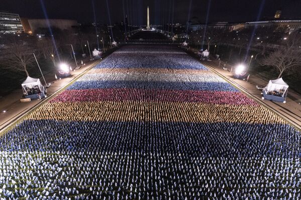 Las banderas en la Explanada Nacional ante el monumento a Washington el día de inauguración del mandatario electo de EEUU, Joe Biden. - Sputnik Mundo