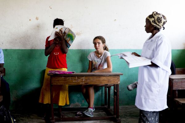 Marta en una clase de Mozambique - Sputnik Mundo