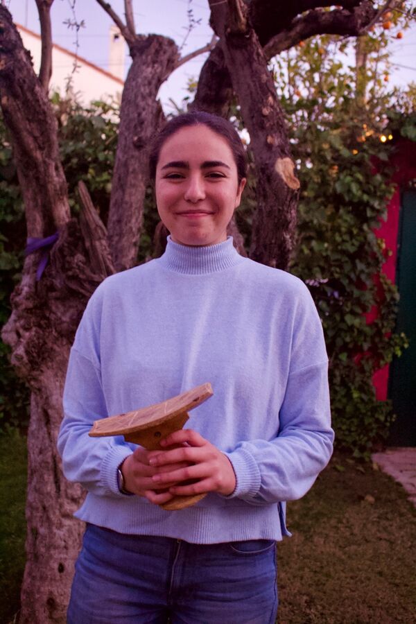 Marta en su casa de Sevilla con uno de los pupitres de los alumnos mozambiqueños - Sputnik Mundo