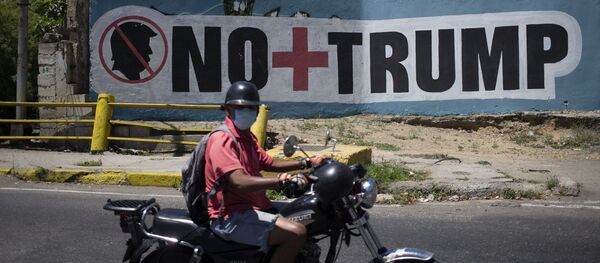 La pancarta 'No más Trump' en Caracas - Sputnik Mundo