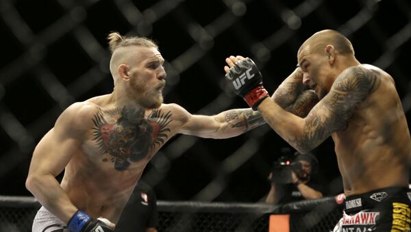 Conor McGregor lucha en el cuadrilátero contra Dustin Poirier en 2014 - Sputnik Mundo