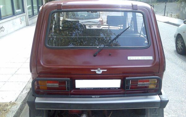 Parte trasera de un Lada Niva 2121 hasta 1994, el portón no muerde la matrícula. - Sputnik Mundo