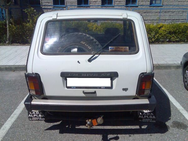 Lada Niva 2121 a partir de 1994. Los primeros modelos disponen de un portón trasero que no mordía la matrícula y dejaba un plano de carga relativamente alto, situación que fue corregida ese año con un nuevo portón posterior y unos nuevos pilotos. - Sputnik Mundo