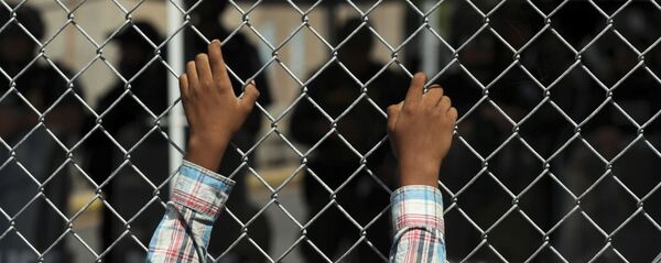 Migrante en la frontera entre EEUU y México (archivo) - Sputnik Mundo