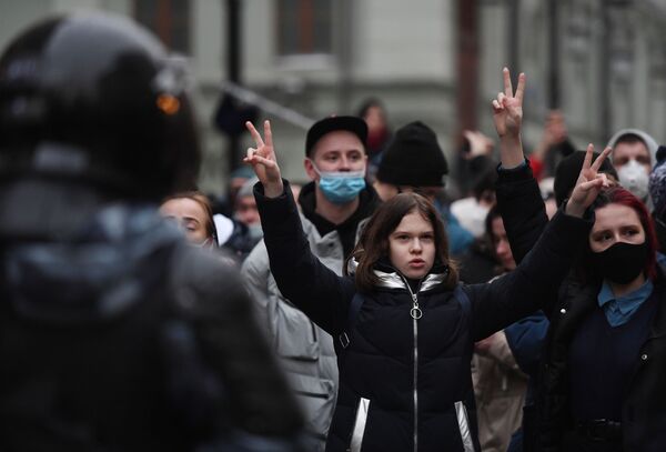 Participantes de las protestas no autorizadas en apoyo a Alexéi Navalni, Moscú, 23 de enero de 2021 - Sputnik Mundo