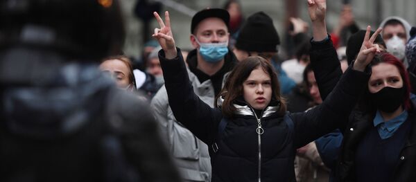 Participantes de las protestas no autorizadas en apoyo a Alexéi Navalni, Moscú, 23 de enero de 2021 - Sputnik Mundo