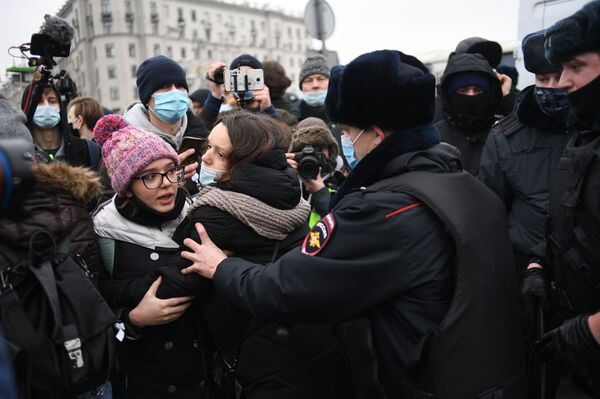 Participantes de las protestas no autorizadas en apoyo a Alexéi Navalni, Moscú, 23 de enero de 2021 - Sputnik Mundo