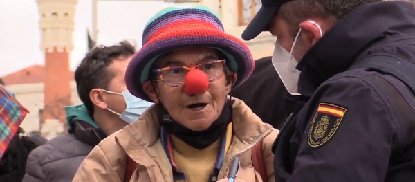 Miles de escépticos del COVID marchan por las calles de Madrid - Sputnik Mundo