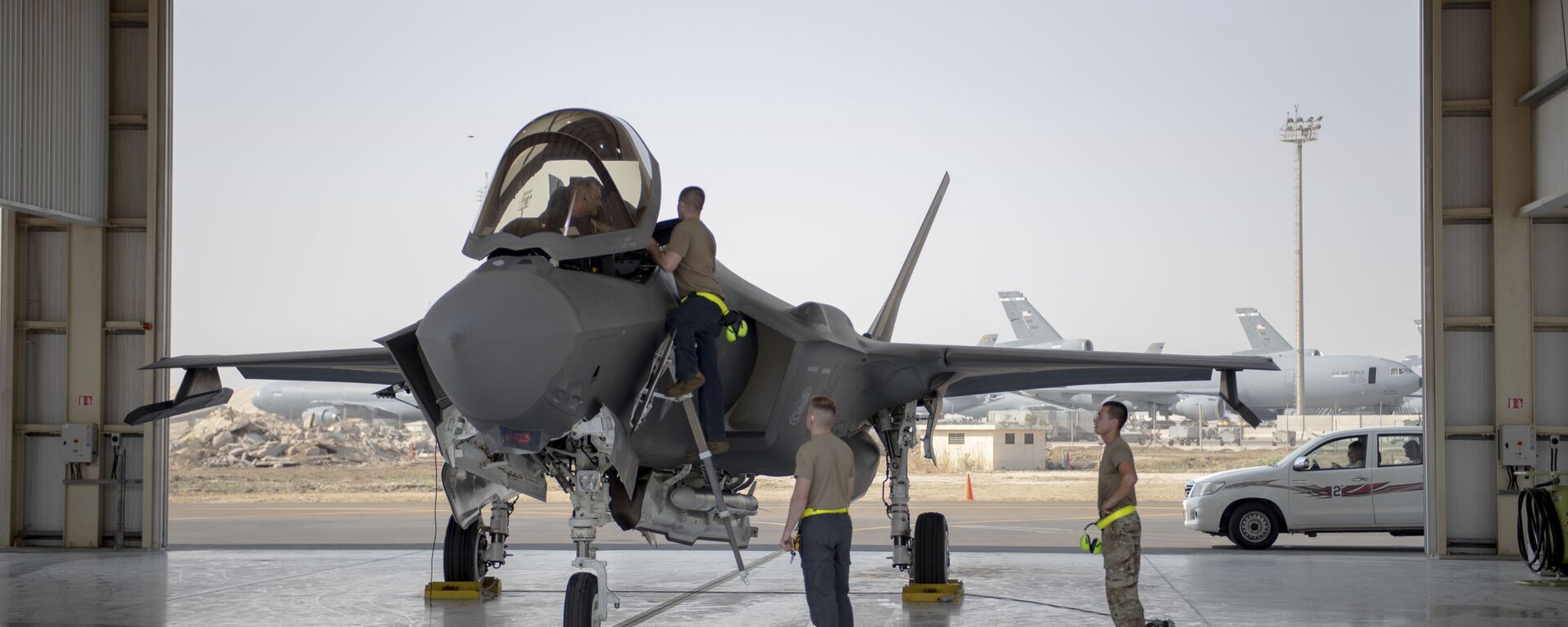 Un piloto de un caza F-35 y su tripulación se preparan para realizar una misión en una base aérea de los Emiratos Árabes Unidos (archivo) Un piloto de un caza F-35 y su tripulación se preparan para realizar una misión en una base aérea de los Emiratos Árabes Unidos (archivo) - Sputnik Mundo, 1920, 29.04.2023
