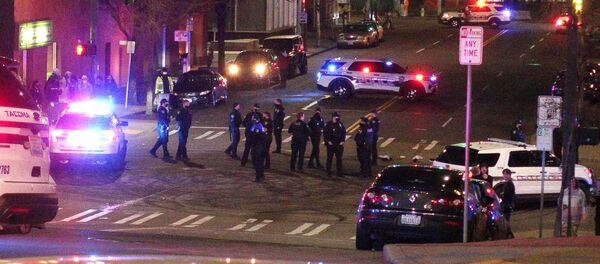 Varios policías de Tacoma en una intersección cerca del lugar donde se produjo el accidente - Sputnik Mundo
