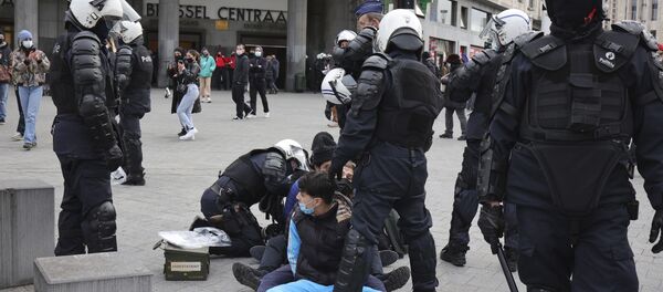 Protestas en Bruselas contra la violencia policial - Sputnik Mundo