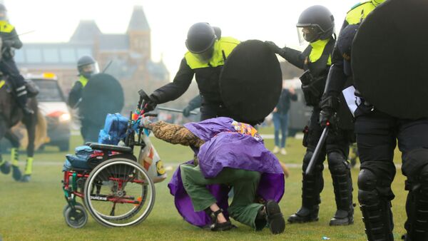 Protestas contra el 'encierro' en Ámsterdam - Sputnik Mundo