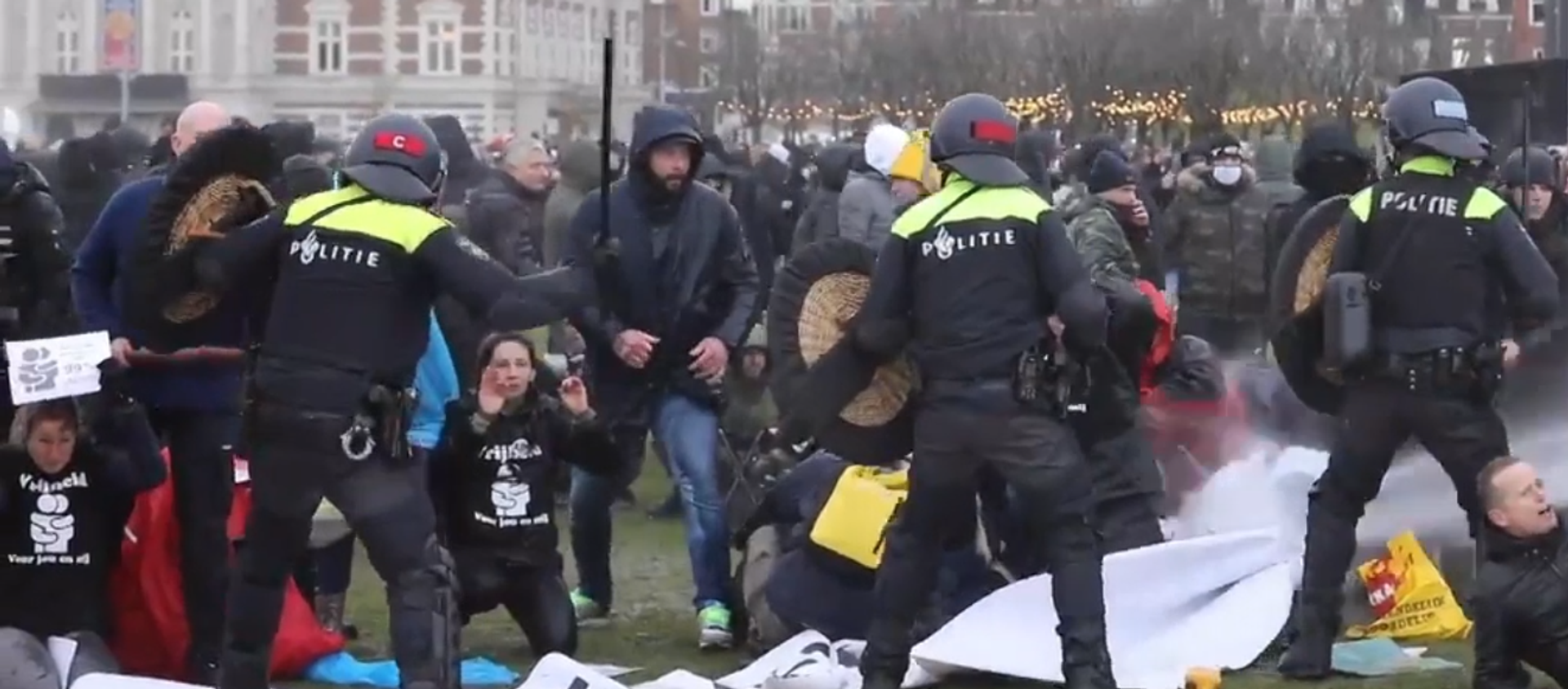 Decenas de detenidos en Ámsterdam tras choques entre policías y activistas anticonfinamiento - Sputnik Mundo, 1920, 25.01.2021