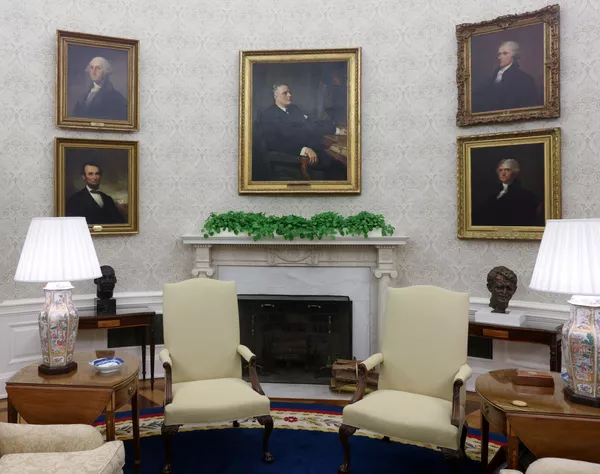 El presidente Biden retiró de su oficina el retrato del presidente Andrew Jackson, cuyo estilo de gobierno ha sido comparado por muchos con el de Trump. En cambio, se colgaron retratos de otros líderes estadounidenses como Abraham Lincoln y Franklin Roosevelt. Además, se sumaron a la oficina los bustos de Martin Luther King Jr, Rosa Parks, Eleanor Roosevelt, Robert F. Kennedy y César Chávez, un activista de derechos civiles de origen latinoamericano. El presidente Biden retiró de su oficina el retrato del presidente Andrew Jackson, cuyo estilo de gobierno ha sido comparado por muchos con el de Trump. En cambio, se colgaron retratos de otros líderes estadounidenses como Abraham Lincoln y Franklin Roosevelt. Además, se sumaron a la oficina los bustos de Martin Luther King Jr, Rosa Parks, Eleanor Roosevelt, Robert F. Kennedy y César Chávez, un activista de derechos civiles de origen latinoamericano. - Sputnik Mundo