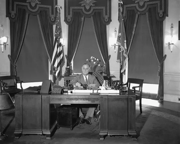 Así era el Despacho Oval hace casi 90 años, durante el mandato del presidente Franklin Roosevelt. La oficina, tal y como la conocemos actualmente, fue construida justamente durante una reforma llevada a cabo por el mandatario en 1933. Así era el Despacho Oval hace casi 90 años, durante el mandato del presidente Franklin Roosevelt. La oficina, tal y como la conocemos actualmente, fue construida justamente durante una reforma llevada a cabo por el mandatario en 1933. - Sputnik Mundo