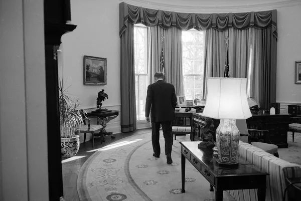 Gerald Ford mantuvo el escritorio Wilson durante su tiempo en la Casa Blanca. Durante su Administración, se agregó al Despacho Oval el reloj Seymour, el cual es hasta el día de hoy una de las pocas características constantes en la oficina, tras varias renovaciones.En la foto: Ford se prepara para dejar la Casa Blanca el último día de su Presidencia (1977). Gerald Ford mantuvo el escritorio Wilson durante su tiempo en la Casa Blanca. Durante su Administración, se agregó al Despacho Oval el reloj Seymour, el cual es hasta el día de hoy una de las pocas características constantes en la oficina, tras varias renovaciones.En la foto: Ford se prepara para dejar la Casa Blanca el último día de su Presidencia (1977). - Sputnik Mundo