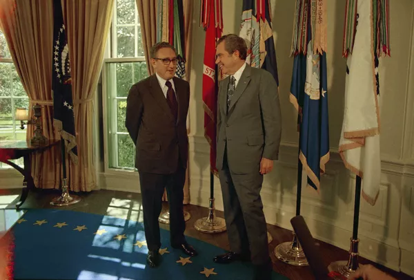 En su mandato, Richard Nixon prefirió utilizar el escritorio Wilson, tradicionalmente utilizado por los vicepresidentes. El mandatario eligió este mueble debido a que creía (equivocadamente) que el ex presidente Woodrow Wilson lo había utilizado.En la foto: Nixon recibe al secretario de Estado Henry Kissinger, después de que anunciara que había sido galardonado con el Premio Nobel de la Paz en 1973. En su mandato, Richard Nixon prefirió utilizar el escritorio Wilson, tradicionalmente utilizado por los vicepresidentes. El mandatario eligió este mueble debido a que creía (equivocadamente) que el ex presidente Woodrow Wilson lo había utilizado.En la foto: Nixon recibe al secretario de Estado Henry Kissinger, después de que anunciara que había sido galardonado con el Premio Nobel de la Paz en 1973. - Sputnik Mundo