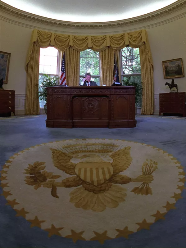 Las cortinas y la alfombra utilizadas en el despacho Oval por Bill Clinton durante sus ocho años al mando de EEUU son las mismas que utiliza ahora Biden.En la foto: Clinton habla por teléfono en el Despacho Oval (1993). Las cortinas y la alfombra utilizadas en el despacho Oval por Bill Clinton durante sus ocho años al mando de EEUU son las mismas que utiliza ahora Biden.En la foto: Clinton habla por teléfono en el Despacho Oval (1993). - Sputnik Mundo