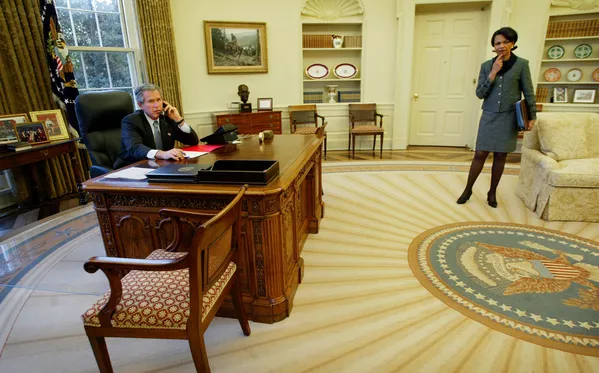 George W. Bush, entre otras cosas, agregó un busto del primer ministro británico Winston Churchill a la decoración del Despacho Oval. La escultura volvió a la oficina presidencial años más tarde, durante el mandato de Trump.En la foto: el presidente Bush habla por teléfono desde el Despacho Oval. A la derecha, Condoleezza Rice, secretaria de Estado de los Estados Unidos (2003). George W. Bush, entre otras cosas, agregó un busto del primer ministro británico Winston Churchill a la decoración del Despacho Oval. La escultura volvió a la oficina presidencial años más tarde, durante el mandato de Trump.En la foto: el presidente Bush habla por teléfono desde el Despacho Oval. A la derecha, Condoleezza Rice, secretaria de Estado de los Estados Unidos (2003). - Sputnik Mundo