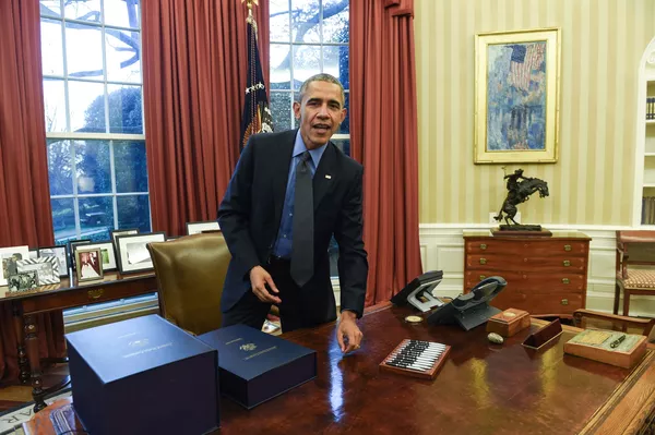 El Despacho Oval de Barack Obama durante su primer mandato fue decorado con colores amenos, posteriormente, se agregaron cortinas rojas.En la foto: Obama tras firmar unos documentos en el Despacho Oval (2015). El Despacho Oval de Barack Obama durante su primer mandato fue decorado con colores amenos, posteriormente, se agregaron cortinas rojas.En la foto: Obama tras firmar unos documentos en el Despacho Oval (2015). - Sputnik Mundo