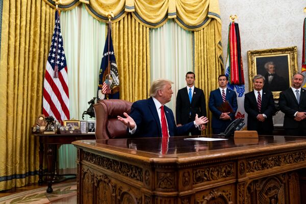 Durante sus cuatro años en la presidencia, Trump mantuvo las banderas de las ramas militares de EEUU en el Despacho Oval. Los pabellones se removieron de la decoración con la llegada de Biden al poder.En la foto: Trump se dirige a periodistas en la Oficina Oval de la Casa Blanca (2020).  - Sputnik Mundo