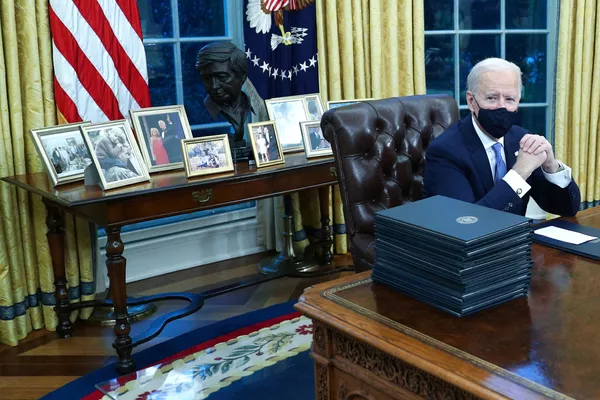En una mesa detrás del nuevo presidente se encuentran varias fotografías familiares. Además de instantáneas de su fallecido hijo, Beau, su esposa, Jill, y su madre, Catherine Eugenia Finnegan, el nuevo mandatario también eligió una foto suya al lado del papa Francisco para adornar su oficina. En una mesa detrás del nuevo presidente se encuentran varias fotografías familiares. Además de instantáneas de su fallecido hijo, Beau, su esposa, Jill, y su madre, Catherine Eugenia Finnegan, el nuevo mandatario también eligió una foto suya al lado del papa Francisco para adornar su oficina. - Sputnik Mundo