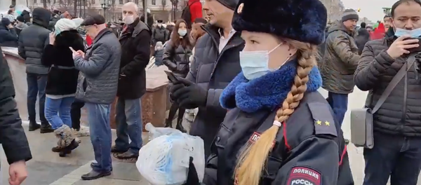 Una policía reparte mascarillas entre los manifestantes en Moscú - Sputnik Mundo