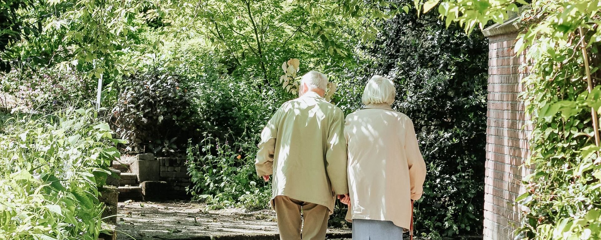 Una pareja de personas mayores - Sputnik Mundo, 1920, 25.01.2021