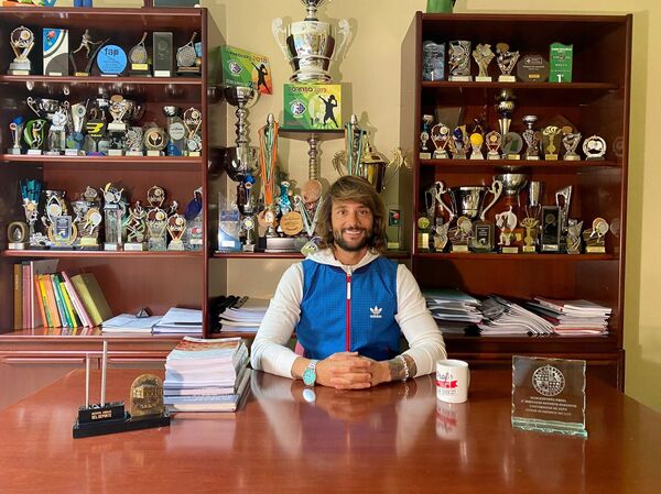 Javier Cachón, el mejor profesor de España en su despacho - Sputnik Mundo