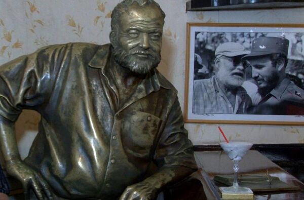 La estatua a tamaño natural de Hemingway recostado a la barra de El Floridita, obra del escultor cubano José Villa Soberón - Sputnik Mundo