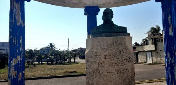 Busto de Hemingway, realizado en 1962 a partir del bronce reunido por los pescadores - Sputnik Mundo
