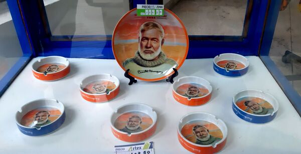 Venta de souvenirs con la imagen de Ernest Hemingway - Sputnik Mundo
