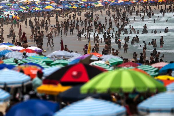 Pese a las restricciones para evitar la propagación del COVID-19, miles de personas decidieron ir a la playa de Ipanema en Río de Janeiro, el 24 de enero de 2021. - Sputnik Mundo