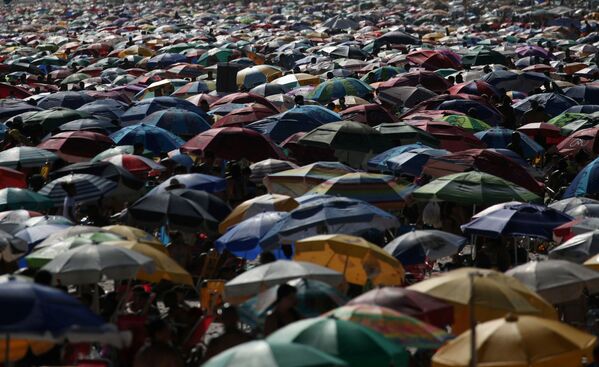Numerosos parasoles llenan las arenas de la playa de Ipanema en Río de Janeiro, el 24 de enero. - Sputnik Mundo