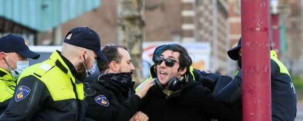 Protestas contra el confinamiento en Ámsterdam - Sputnik Mundo