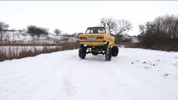 Un hombre convierte su UAZ destrozado en un superauto - Sputnik Mundo